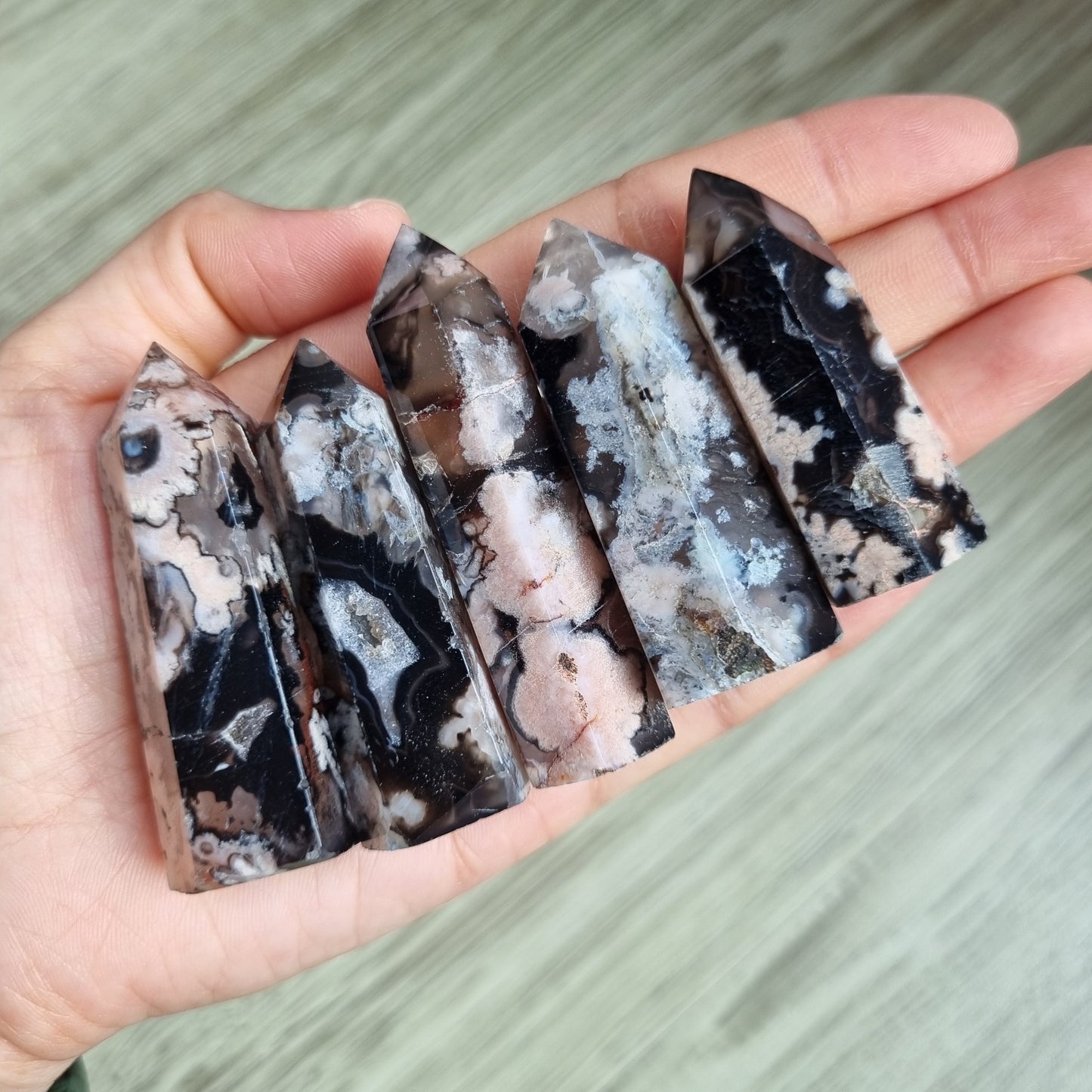 Black flower agate towers